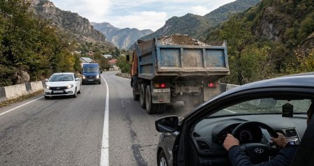 Yük maşınının arxasında ilişib qalan sürücülər - Bu halda ötmək olar