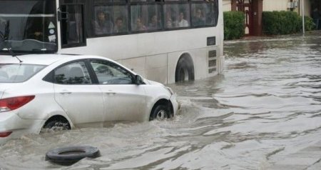 Yağışdan sonra su altında qalan avtomobillər - Zərərini sığorta qarşılayır?