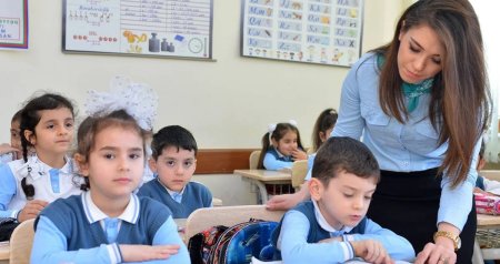 Müəllimlərin NƏZƏRİNƏ: Geyimlə bağlı yeni tələblər qüvvəyə mindi