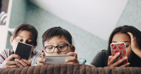 Telefon və planşet uşaqların inkişafını kasıblıqdan daha çox ləngidir - XƏBƏRDARLIQ