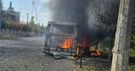 Rusiya ordusu Kramatorskda sərnişin avtobusuna zərbə endirdi: 30 ölü, 18 yaralı var &ndash; FOTO/VİDEO