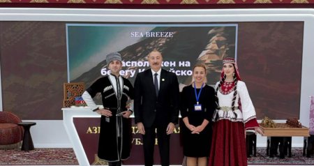 İlham Əliyev Türkmənbaşıda milli stendlərlə tanış oldu &ndash; FOTO