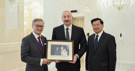 İlham Əliyev Laos Prezidentinə 40 il əvvələ aid tarixi FOTONU göstərdi