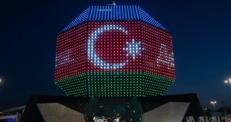 Belarus Milli Kitabxanasının binası Azərbaycan bayrağının rəngləri ilə işıqlandırıldı - VİDEO