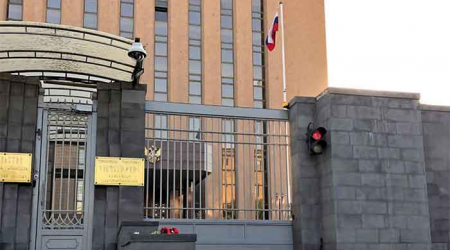 Rusiya Ermənistandakı səfirliyinin fəaliyyətini dayandırdı