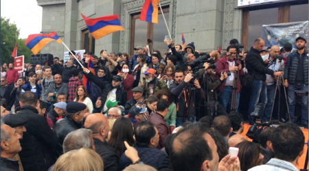 Paşiniyan tərəfdarlarına silah payladıb