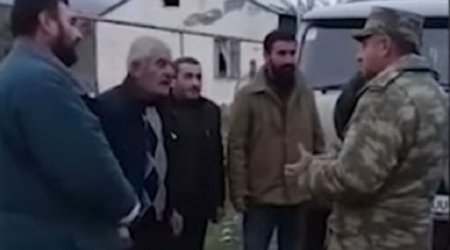 Hərbçilərimiz köçən ermənilərə yardım etdi - VİDEO