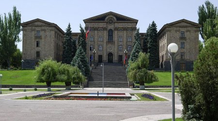 Ermənistanda iki nazir müavini vəzifədən azad edildi