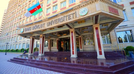 Bayraqla zarafat edən tələbə universitetə bərpa olundu