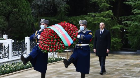Prezident Heydər Əliyevin məzarını ziyarət etdi - FOTO
