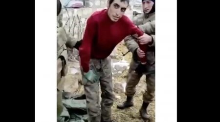 Azərbaycanlı zabit düşmənin yaralı əsgərinə kömək etdi - VİDEO