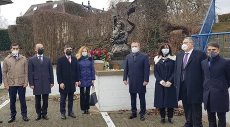 Nazir Xurşidbanu Natəvanın abidəsini ziyarət etdi