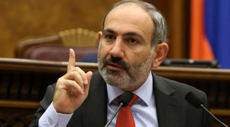 İnsanlar Paşinyanın başına əşyalar atdı: \
