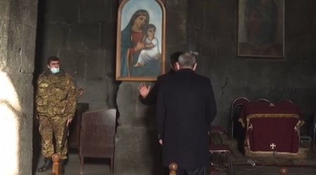 Ermənistanda kilsəyə hücum edildi - Paşinyana əl uzatmayan keşiş hədəfdə