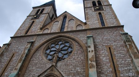 Silahlı şəxs kilsəyə hücum etdi - Ölü və yaralılar var