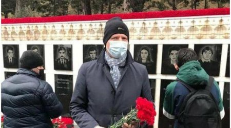 Aİ səfiri 20 Yanvar şəhidlərinin ailələrinə başsağlığı verdi