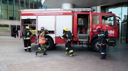 FHN evin damında köməksiz qalan iki nəfəri xilas etdi 