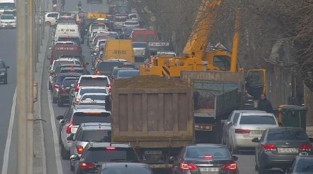 Bakıda kran yolu bağladı, tıxac yarandı - FOTO