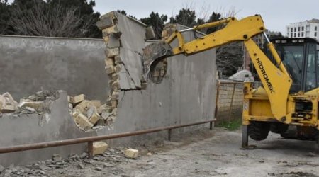 Bakıda qanunsuz tikili və hasarlar sökülür