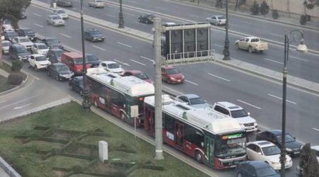 Bakıda yolun ortasına beton töküldü – Sıxlıq yarandı - FOTO