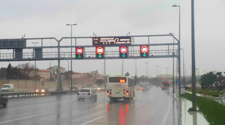 Bakının bəzi avtomagistrallarında sürət həddi endirildi – Yol sürüşkən oalcaq