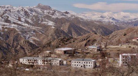 “Azərbaycan hərbçiləri erməni meyitlərini çaqqala yem olmasın deyə basdırıb” - BBC-nin Laçın reportajı