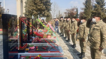 Hərbçilər şəhidlərin məzarını ziyarət etdi - FOTO