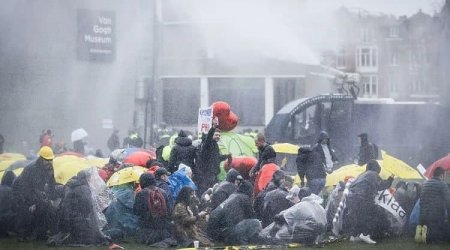 Amsterdamda polislər su şırnağı ilə etirazı dağıtmağa çalışdı - VİDEO