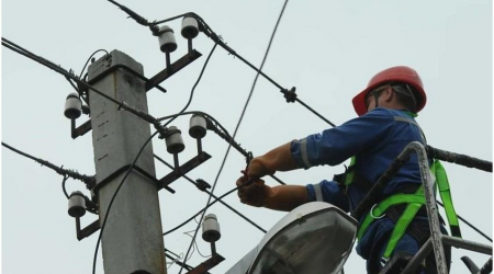 Ağcabədi elektrik şəbəkəsinin işçisi dirəkdən yıxılaraq öldü 