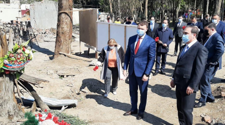 Ukraynalı nazir Gəncə terroru qurbanlarının xatirəsinə ehtiramını belə bildirdi - FOTO