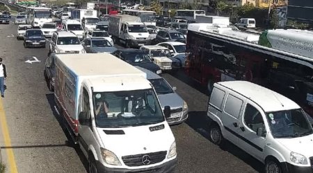 Bakıda böyük tıxac - Avtobuslar hərəkət edə bilmir - FOTO