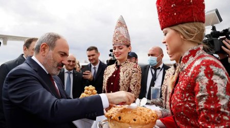 Paşinyan Kazanda Türk çörəyini yedi