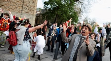 Küçələrə axışıb, rəqs etdilər – Karantinin ləğvi kütləvi şəkildə qeyd olundu – Bu ölkədə - FOTO