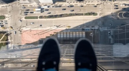 33 yaşlı kişi özünü binadan atdı - Bakıda İNTİHAR