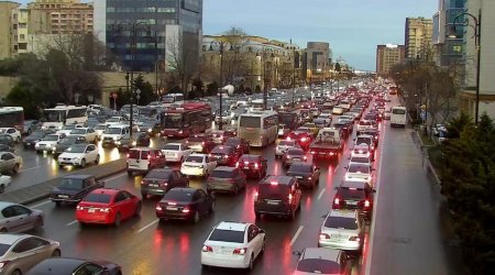 Bakının mərkəzi yollarında 30 dan çox avtobus tıxacda qaldı - SİYAHI