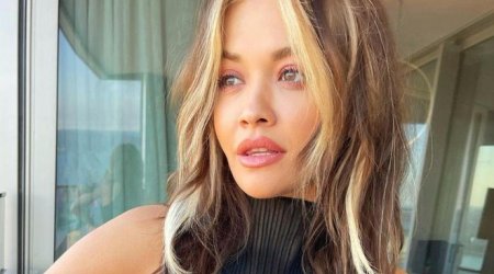 Müğənni Rita Ora 3 nəfərlə öpüşərkən yaxalandı – FOTO
