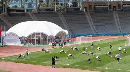 Uels və İsveçrə futbolçuları Bakıda ilk məşqlərinə çıxdılar - FOTO