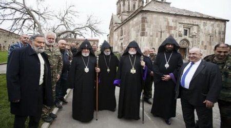 “Bir din xadiminin xalqın qətlinə görə sevinməsi pislənilməlidir”