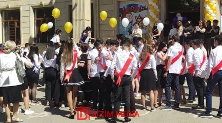 Maskalanmış “SON ZƏNG” – Minlərlə yeniyetmə məktəbə əlvida dedi – FOTO/VİDEO