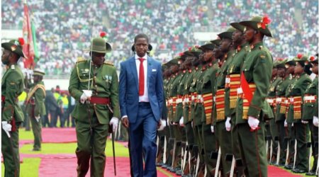 Bu ölkənin prezidenti hərbi paradda özündən getdi - VİDEO