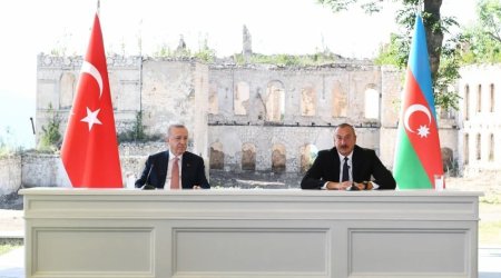 Ərdoğan: “Şuşada arxa fondakı yerləşən bina erməni vəhşiliyinin bariz nümunəsidir”