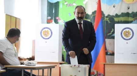 Paşinyan parlament seçkilərində səs verdi - Həyat yoldaşı və övladları da yanında idi – FOTO