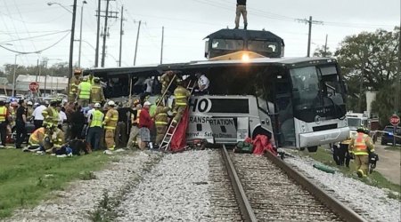Yük qatarı ilə sərnişin avtobusu toqquşdu - Ölənlər var 