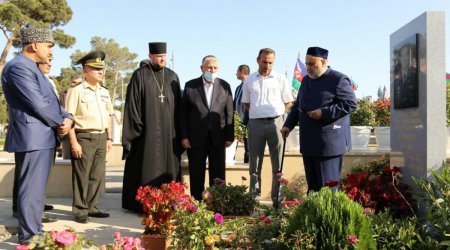 Şeyxülislam və dini rəhbərlər şəhidlərin məzarını ziyarət etdi - FOTO