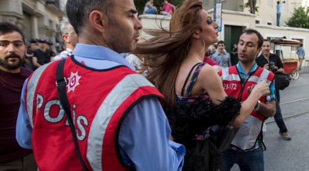 Polis İstanbulda geylərin paradını dağıtdı - FOTO