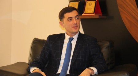 “Elə deputatlar var ki, hələ kiril əlifbasında latın qrafikasına keçməyib” – Partiya sədrindən İTTİHAM