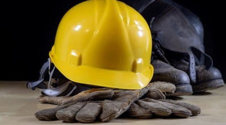 Kürdəmirdə usta binadan yıxılaraq öldü 