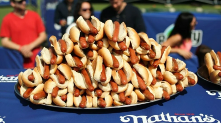 10 dəqiqədə 76 hot-doq yedi - FOTO