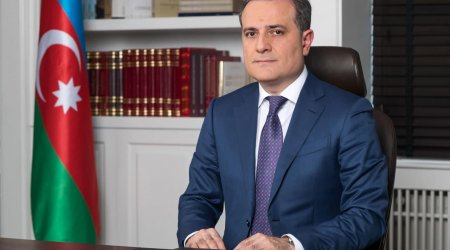 Ceyhun Bayramov diplomatları təbrik etdi     