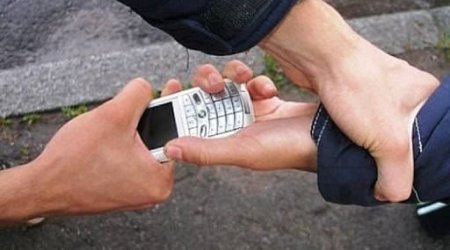Bakıda azyaşlının əlindən telefonu oğurlayıb qaçdı - Hadisənin ANBAAN VİDEOSU 